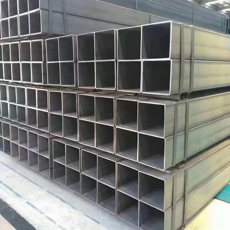 Черная прямоугольная трубка с прямым разрезом