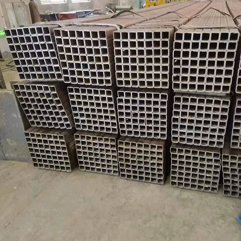 Толстая черная прямоугольная трубка