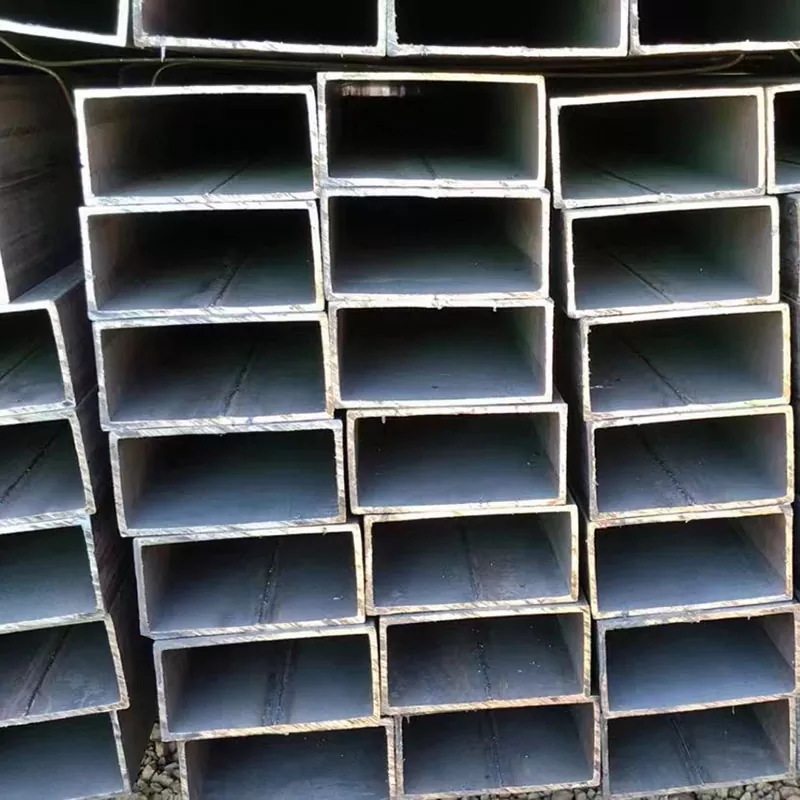 Тонкостенная черная прямоугольная трубка